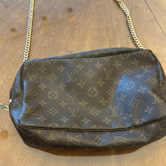 LOUIS VUTTON MEDIUM SIZE PURSE - Picture 1 of 9